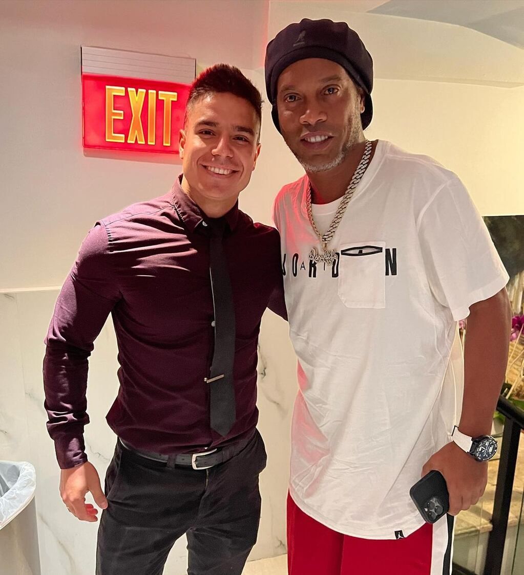 El mendocino también tiene fotos con Ronaldinho y Roberto Carlos, entre otros. Foto Instagram @juampifernandez