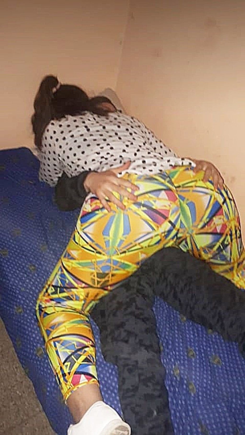 Las imágenes que se viralizaron por WhatsApp y que muestran el abuso de un menor.