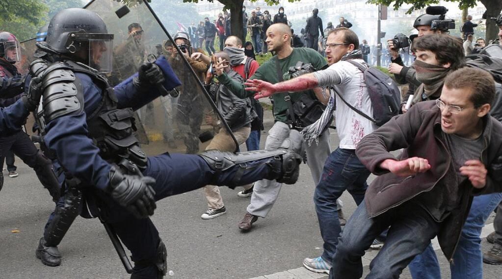 Desafío. Manifestantes les tiraron pintura a las fuerzas del orden en París, uno de los focos de protesta (AP).