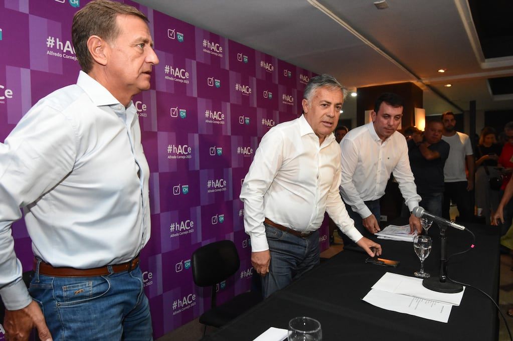 El senador nacional Alfredo Cornejo dió una conferencia de prensa, acompañado por el gobernador Rodolfo Suarez y referentes de Cambia Mendoza.foto: Mariana Villa / Los Andes