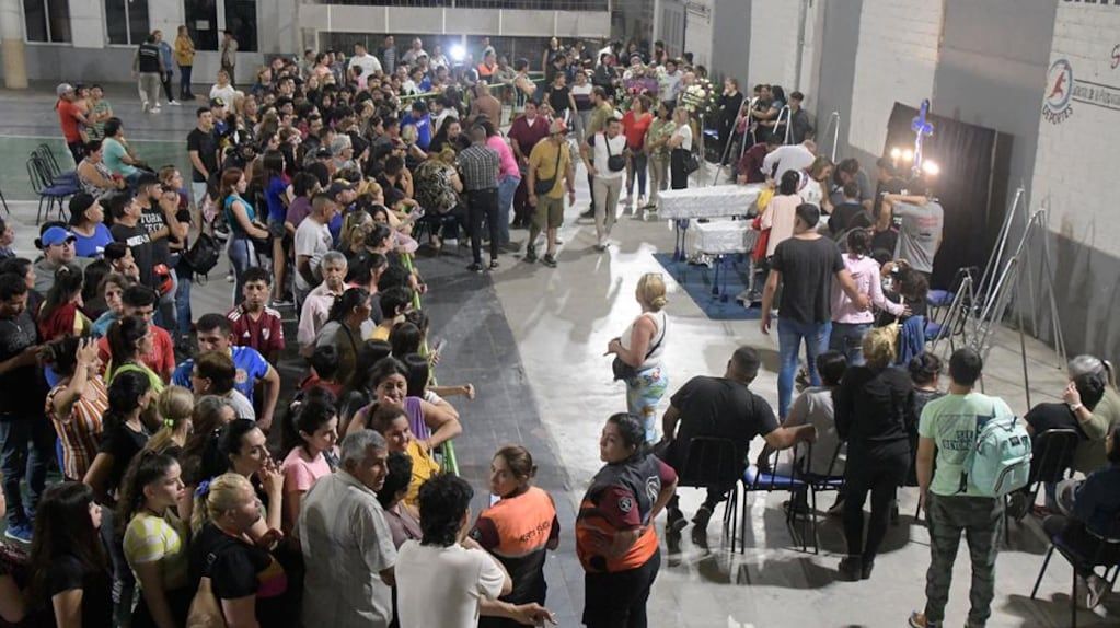 Cientos de fanáticos le dieron el último adiós al Huguito Flores.