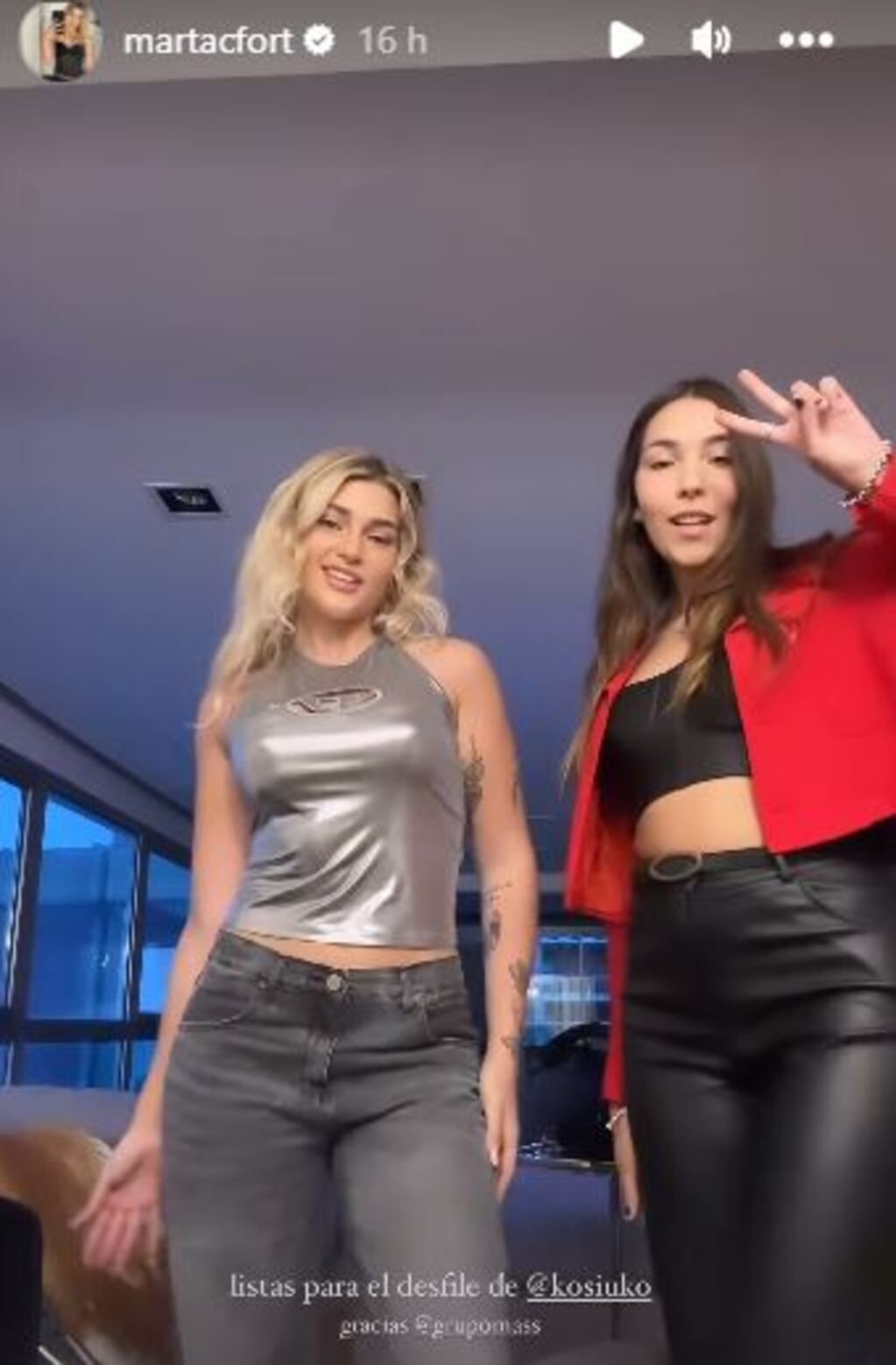 La hija de Ricardo Fort se lució con un atuendo metalizado.