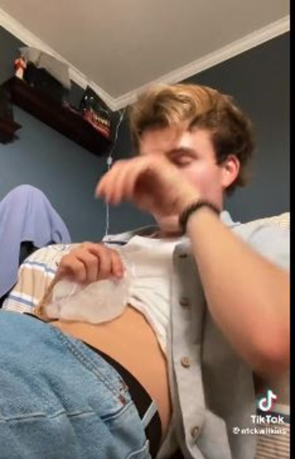 Un joven comprobó cuanto duele el dolor menstrual