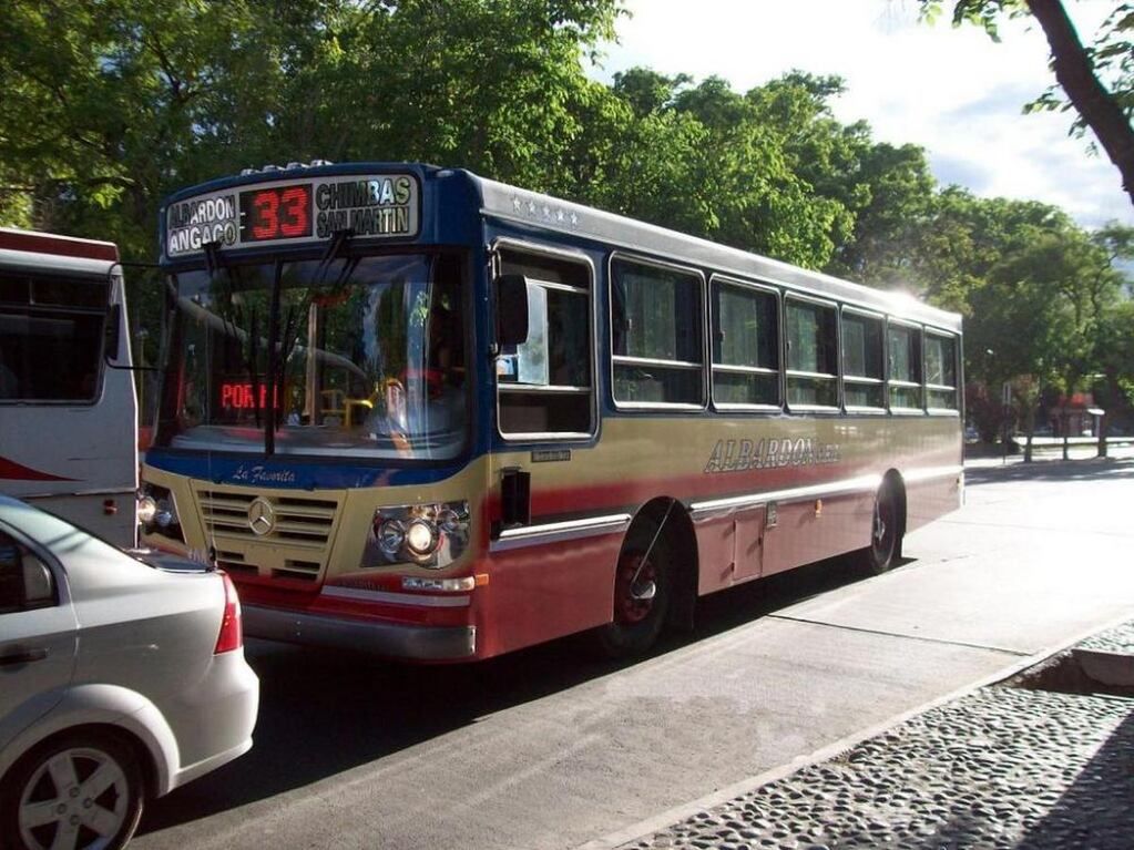 La unidad apedreada pertenece a la empresa Albardón