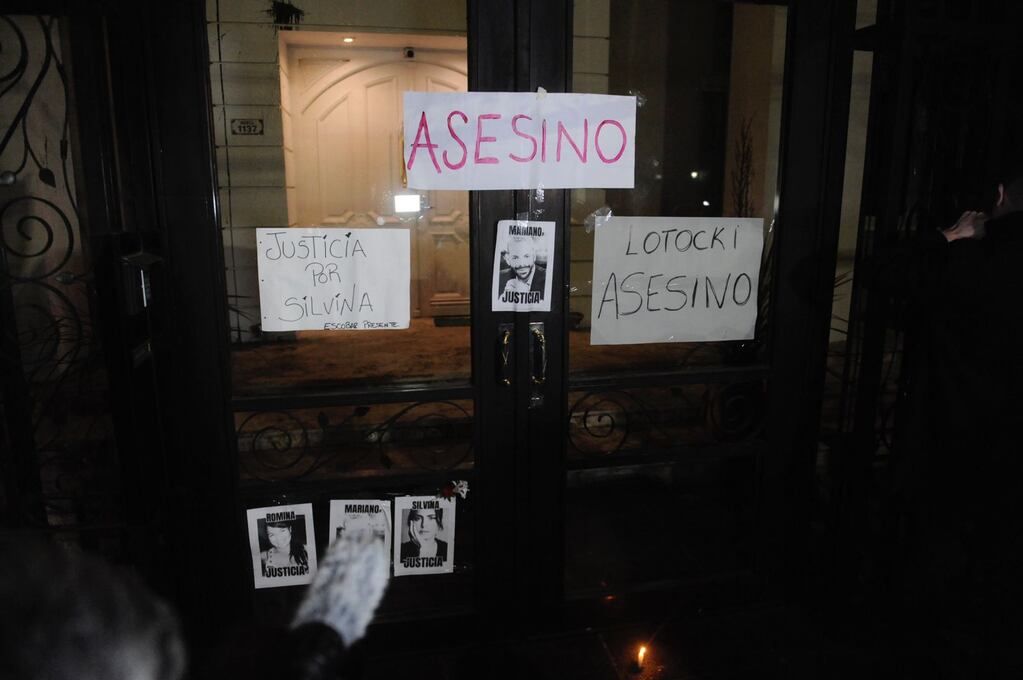 Multitudinaria marcha en la casa de Aníbal Lotocki. Foto: Federico López Claro.