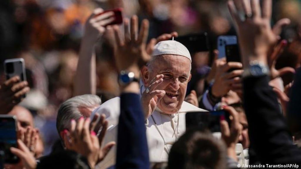 Francisco saludando a los fieles.