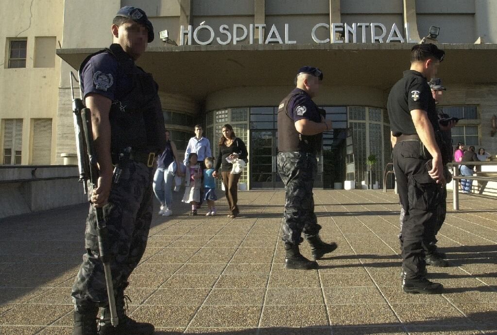 Policía en hospital Central