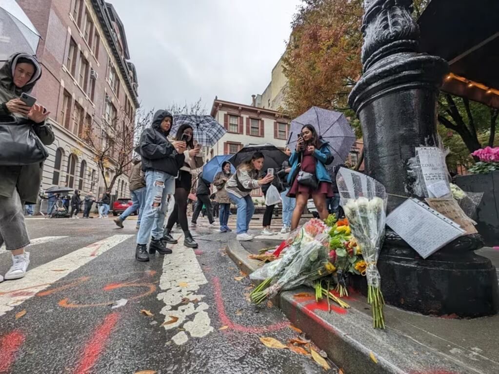 Fans de la serie Friends ponen flores afuera del edificio donde vivían los protagonistas, en el barrio de West Village de Nueva York. Gentileza.