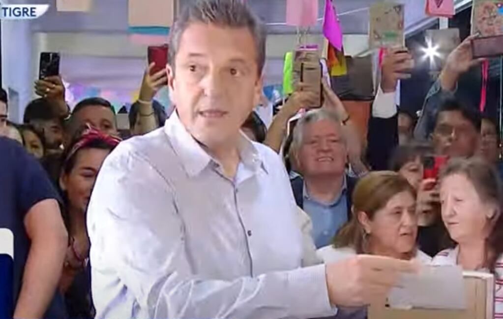 Sergio Massa depositando su voto en la urna.