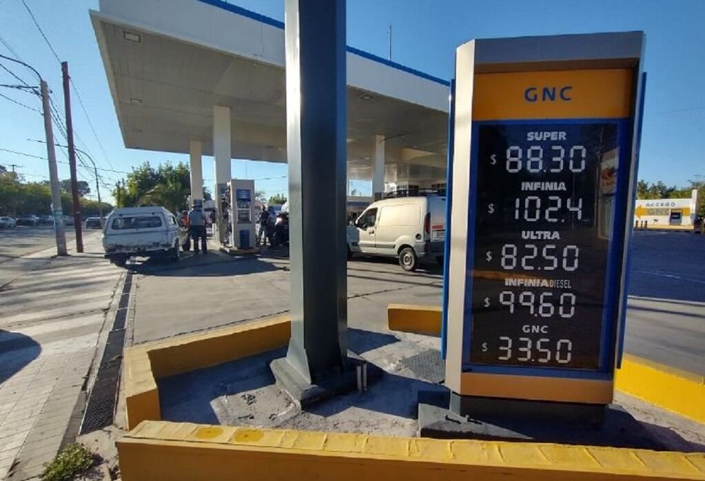Otro cartel de precios de combustibles de YPF en San Juan - 