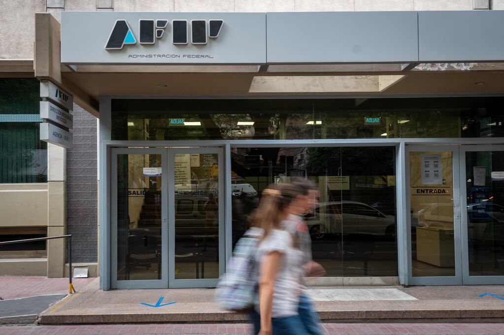 Si la decisión judicial queda firme en instancias de apelación, la AFIP podrá reclamar a los contribuyentes involucrados el pago de todos los impuestos no abonados sobre sus bienes incluidos en el blanqueo más intereses por pago fuera de término. Imágen ilustrativa. Foto: Ignacio Blanco / Los Andes 