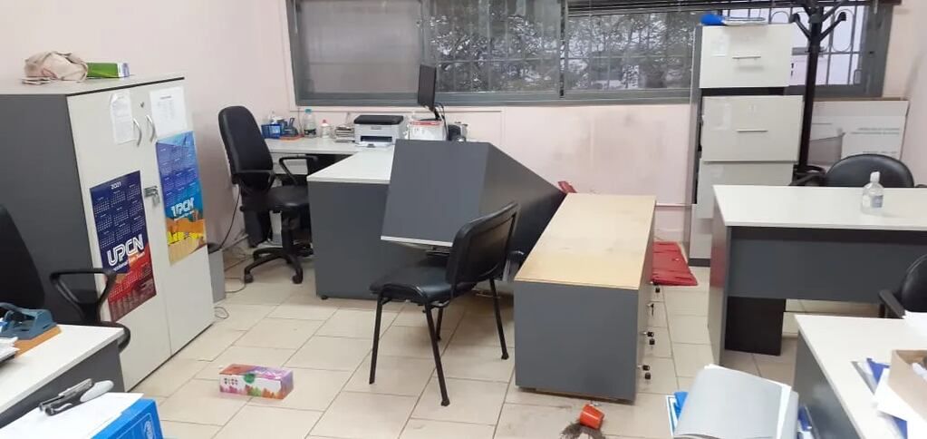 Revestimientos, armarios y carpetas en el suelo, lo que dejó el sismo en el Centro Cívico Situaciones similares descubrieron esta mañana los empleados de otros edificios público como la Dirección de Niñez