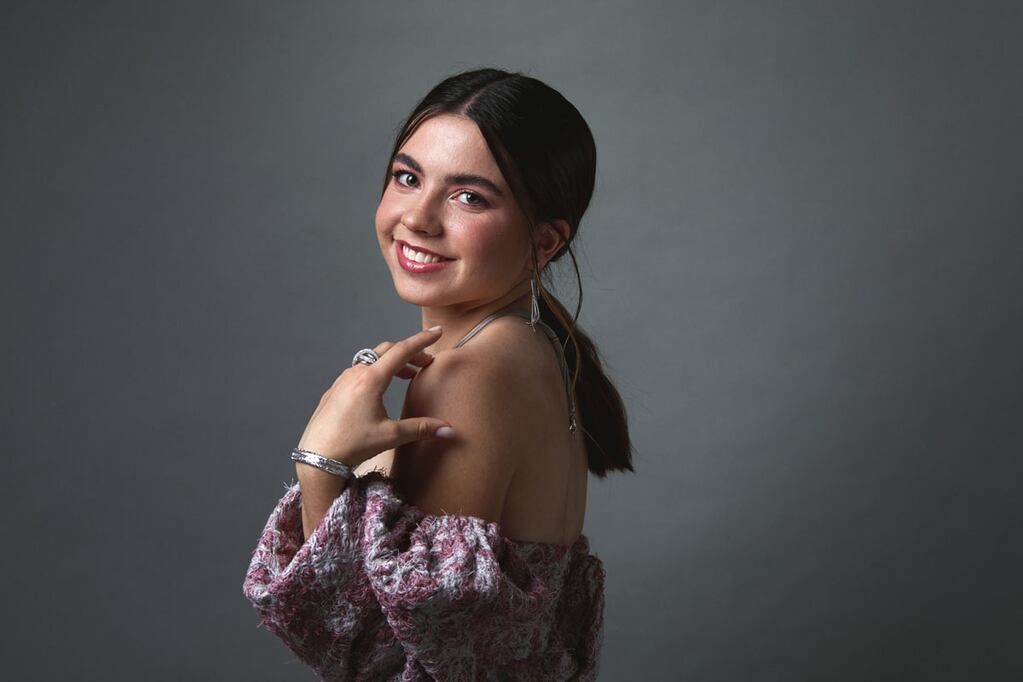 Vendimia 2023 Ana Laura Verde Reina de La Paz 2023. Lámina. 