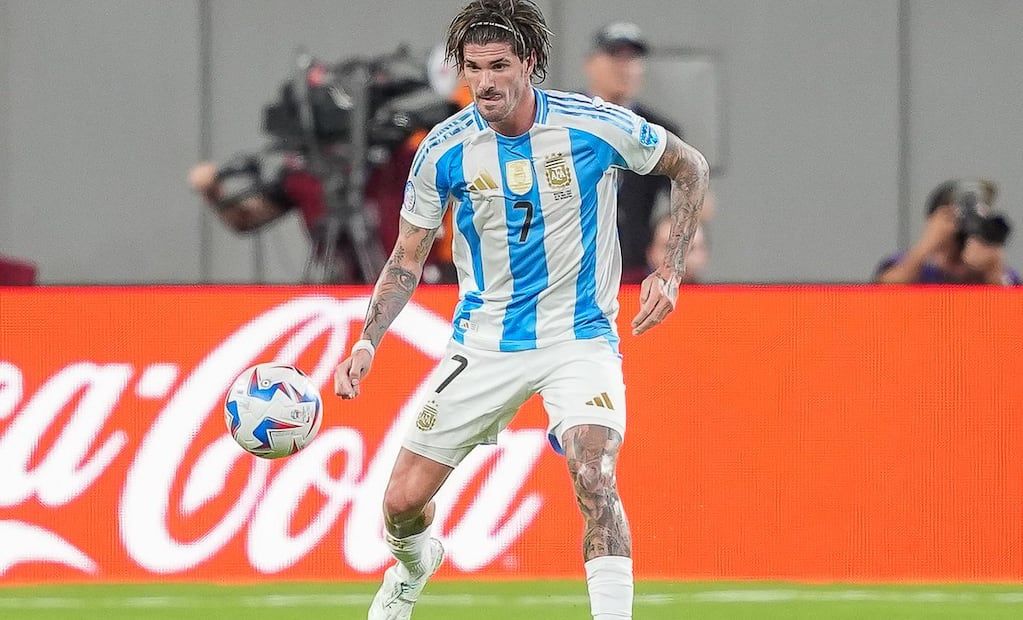 Periodista chileno habló de "robo hormiga" porque no echaron a De Paul en el partido / AFA