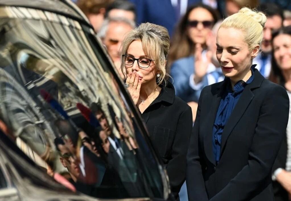 La hija de Silvio Berlusconi, Marina Berlusconi (izquierda), y la pareja de Silvio Berlusconi, Marta Fascina. Foto AFP.