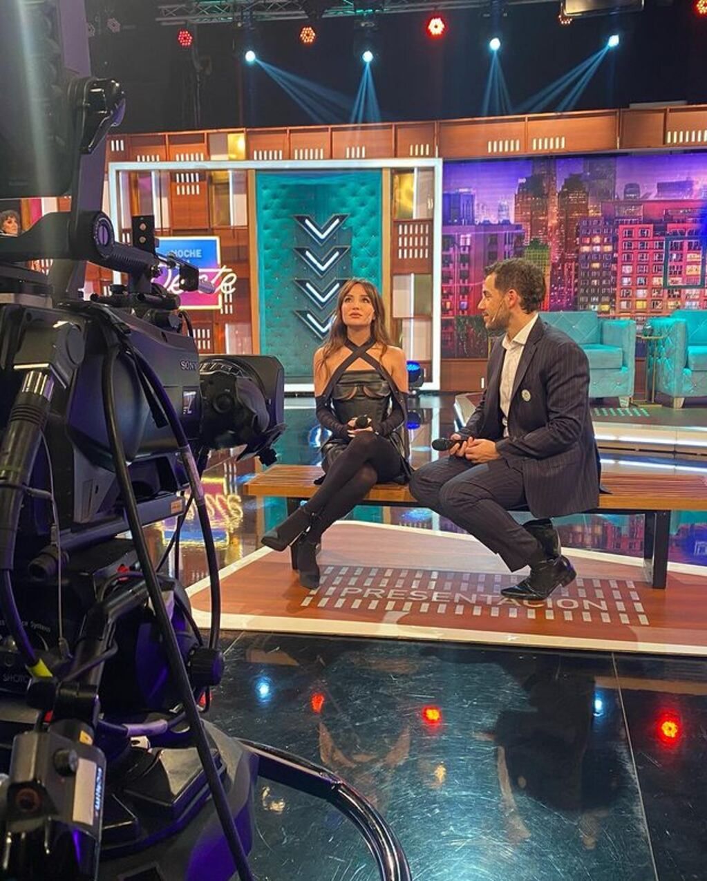 Brenda Asnicar posó radiante con su look total black