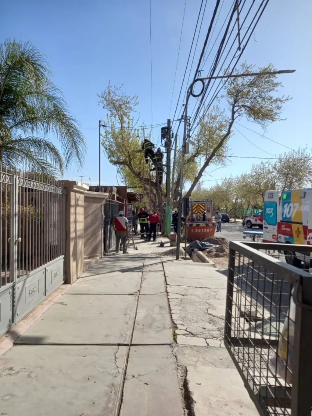 El momento en el que los bomberos bajaban al operario. Foto: Web