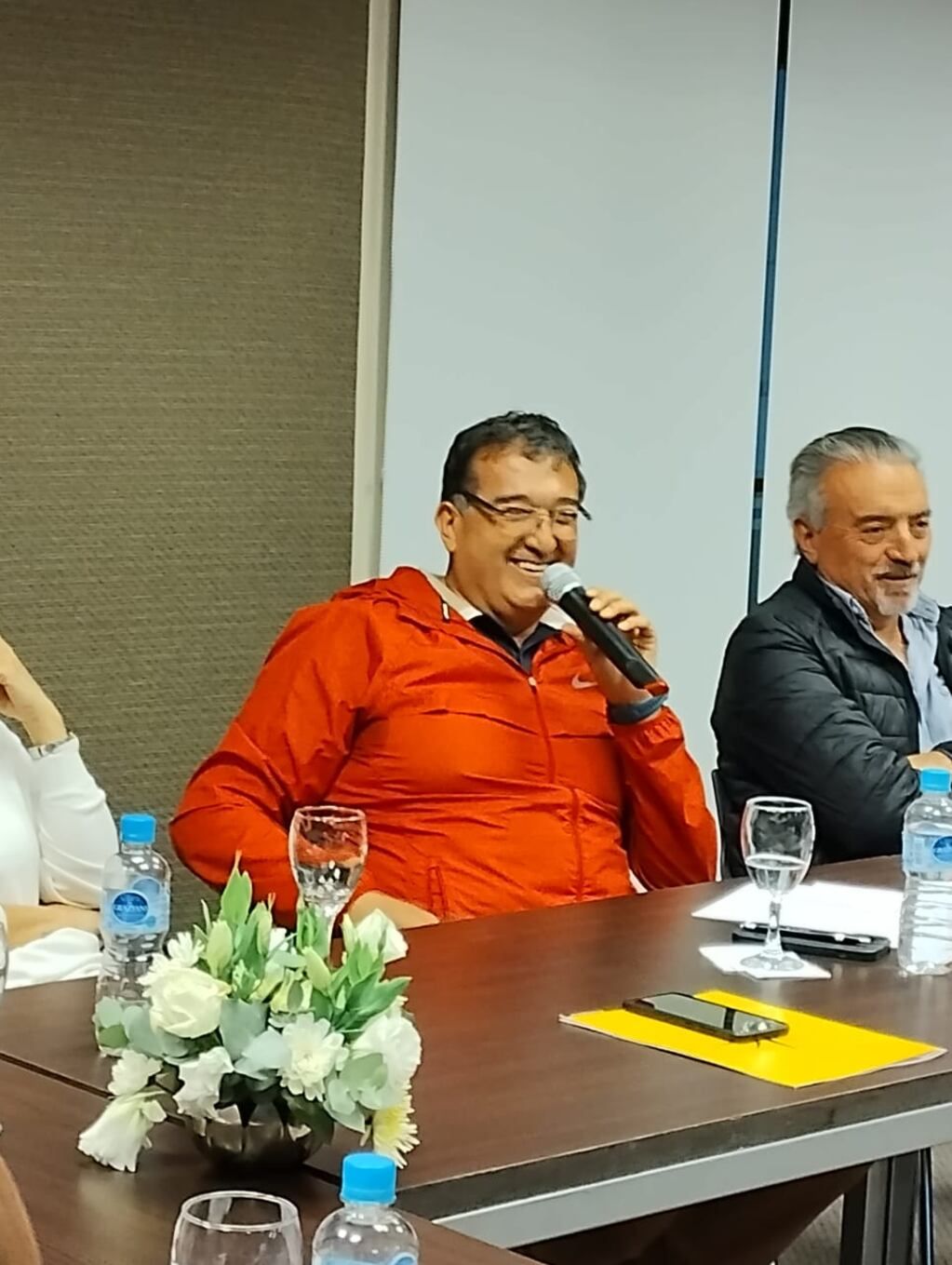 Mario Herández junto al vicepresidente Raúl Cabanay.