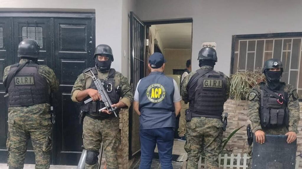 La Agencia de Control Policial (ACP) de Rosario realizó allanamientos en los que capturó a un presunto integrante de la célula de "Los Monos" en barrio Ludueña. También detuvieron a su madre, una integrante de la fuerza que está de licencia.