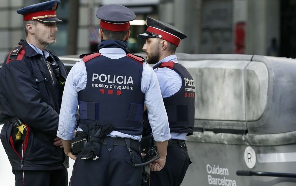 Mozos de Escuadra en Girona, España.