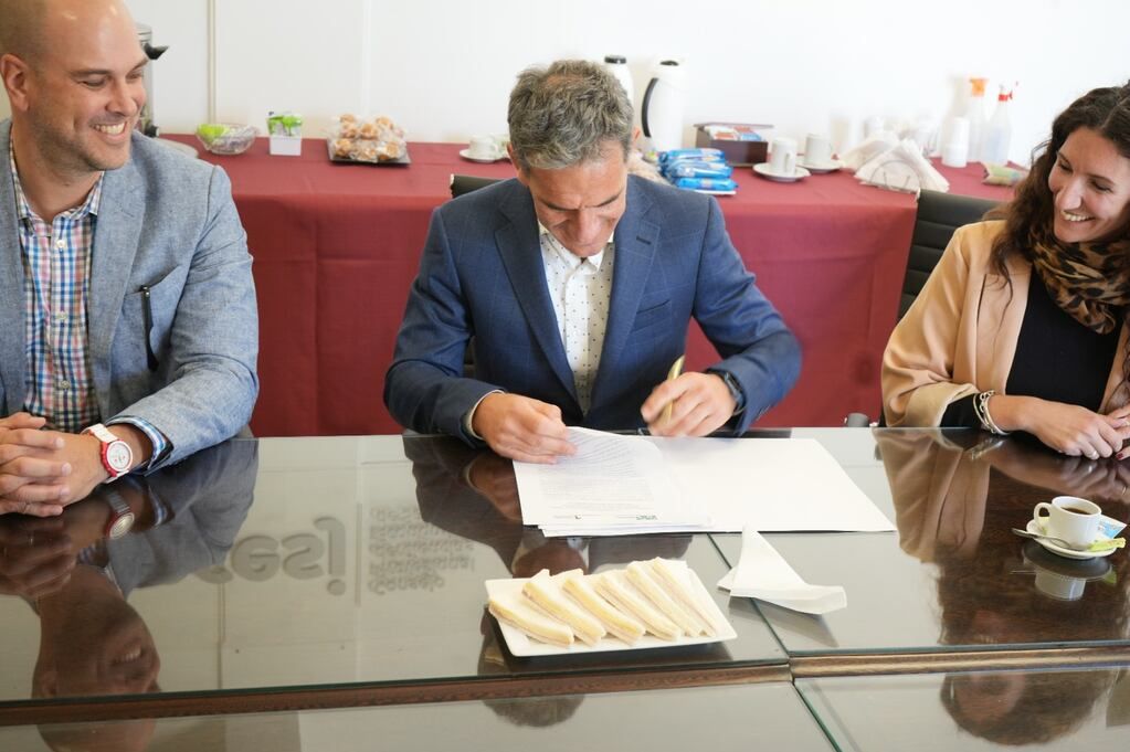 Mark Sitter, Director de Sostenibilidad de la minera Josemaría, a la izquierda; Fabián Rodríguez, titular del CPCE y a la derecha Lucila Avelin a cargo de la Secretaría de la entidad.