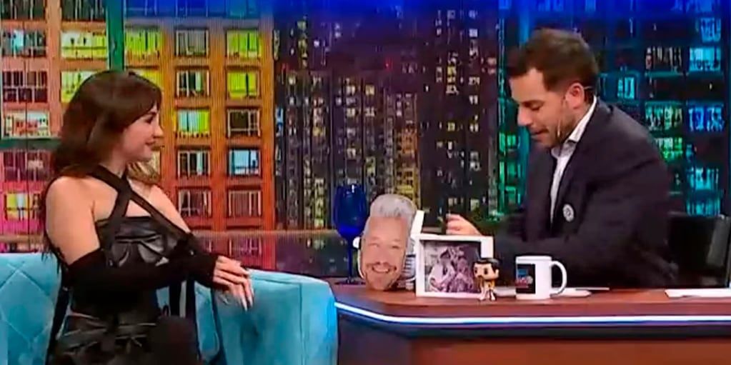 Brenda Asnicar posó radiante con su look total black