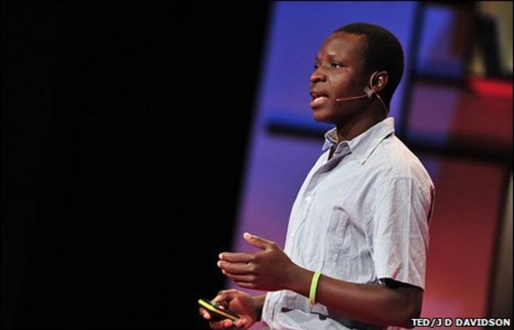 William Kamkwamba es autor de su libro autobiográfico "El niño que domó el viento"