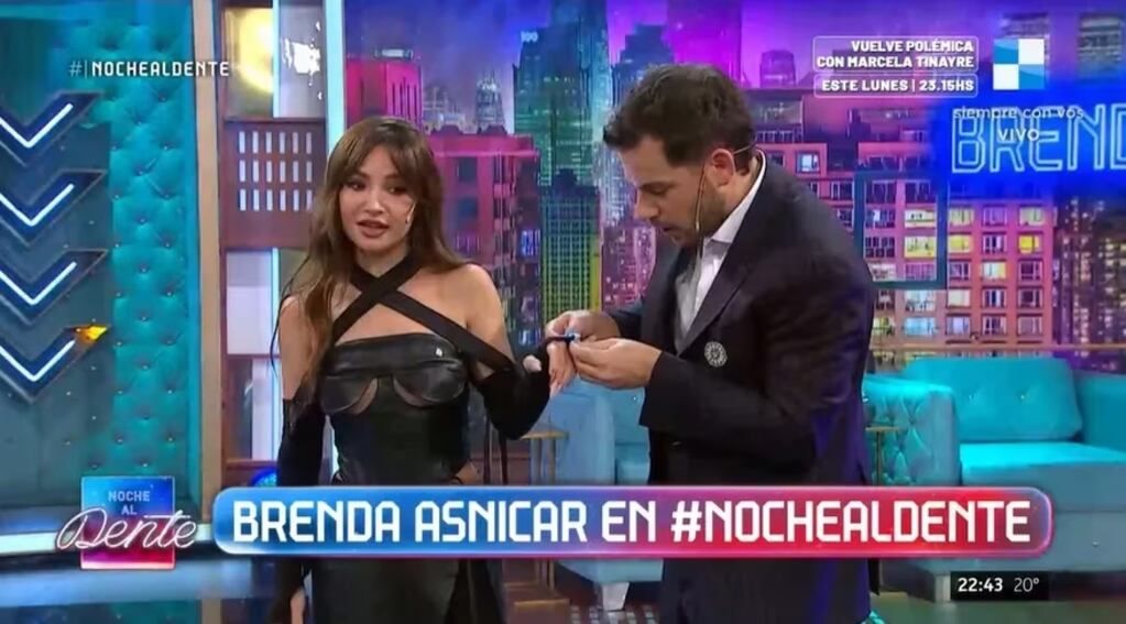 Brenda Asnicar posó radiante con su look total black