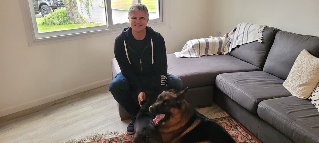 Ante Dumandzic con su ovejero alemán de 4 años.