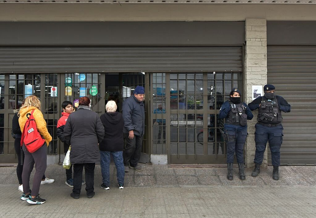 Imagen de saqueos provocados en Mendoza. Comercios de Las Heras atienden con persianas bajas y presencia policial por temor a saqueos
Supermercado Átomo de Independencia 
Foto: Orlando Pelichotti 
