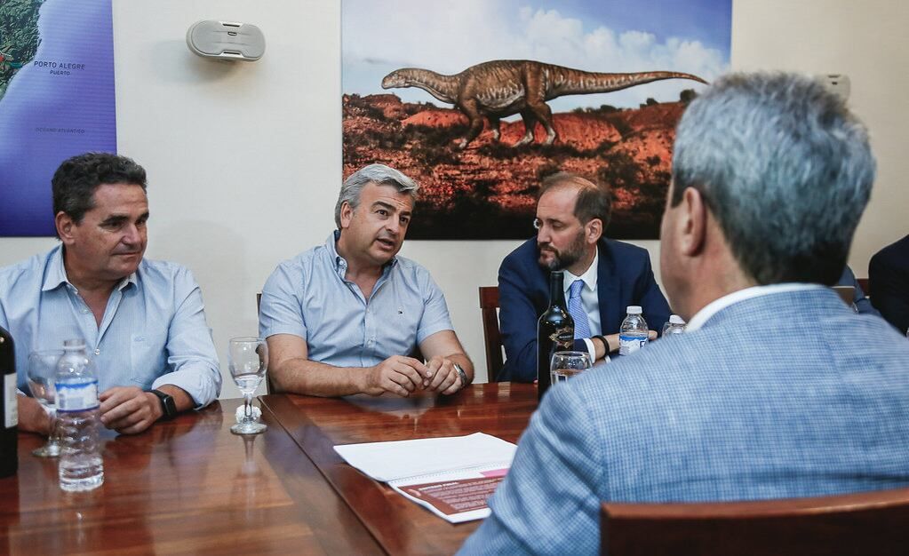 Mario Pulenta, presidente de la Cámara de Bodegueros de San Juan, con el gobernador Sergio Uñac.