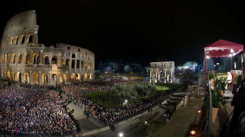 El Coliseo romano, en un ambiente de solemnidad (AP).