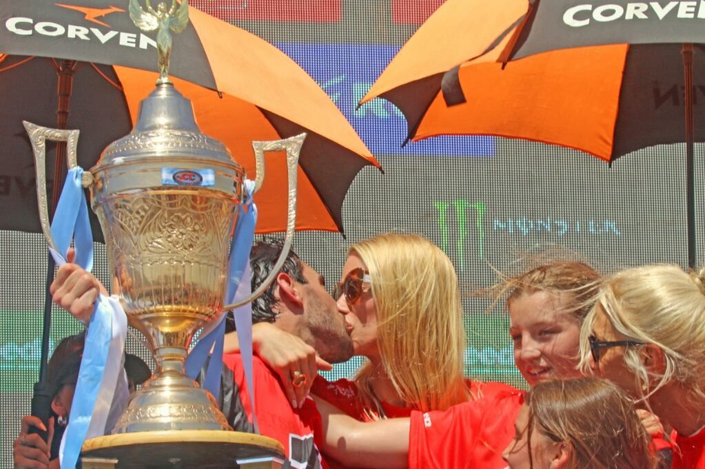 La modelo Nicole Neumann estuvo presente en el podio tras la consagración de su pareja, Manu Urcera.