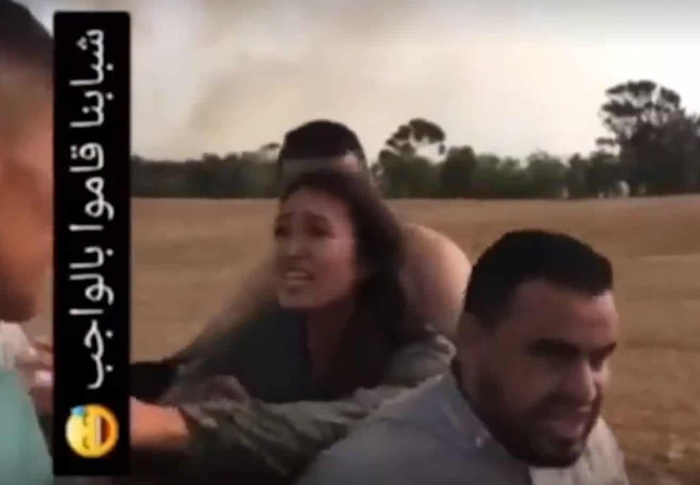 Imagen del momento en que Noa Argamani es secuestrada por Hamás y un texto, en árabe, donde quien publicó el video se burla de la situación. Noa sigue en manos de los terroristas, mientras su madre, enferma de cáncer terminal, pide volver a verla antes de morir.