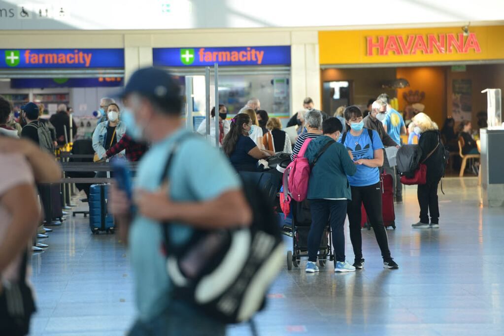 Aeropuertos 2000. Migración argentina a España (La Voz)