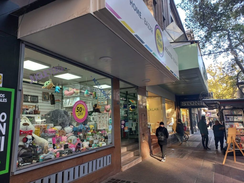 Comercios funcionan con normalidad en el Centro de Mendoza - Gentileza X @radiomitremza