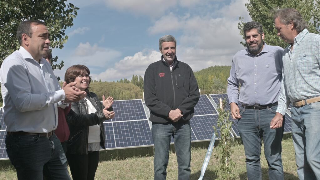 El ministro de Minería Astrudillo con gente de Veladero.