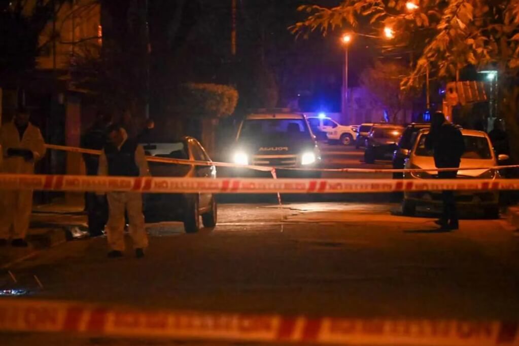 La víctima intentó evitar que le robaran a su hijo en la puerta de su casa. Foto: Qué digital