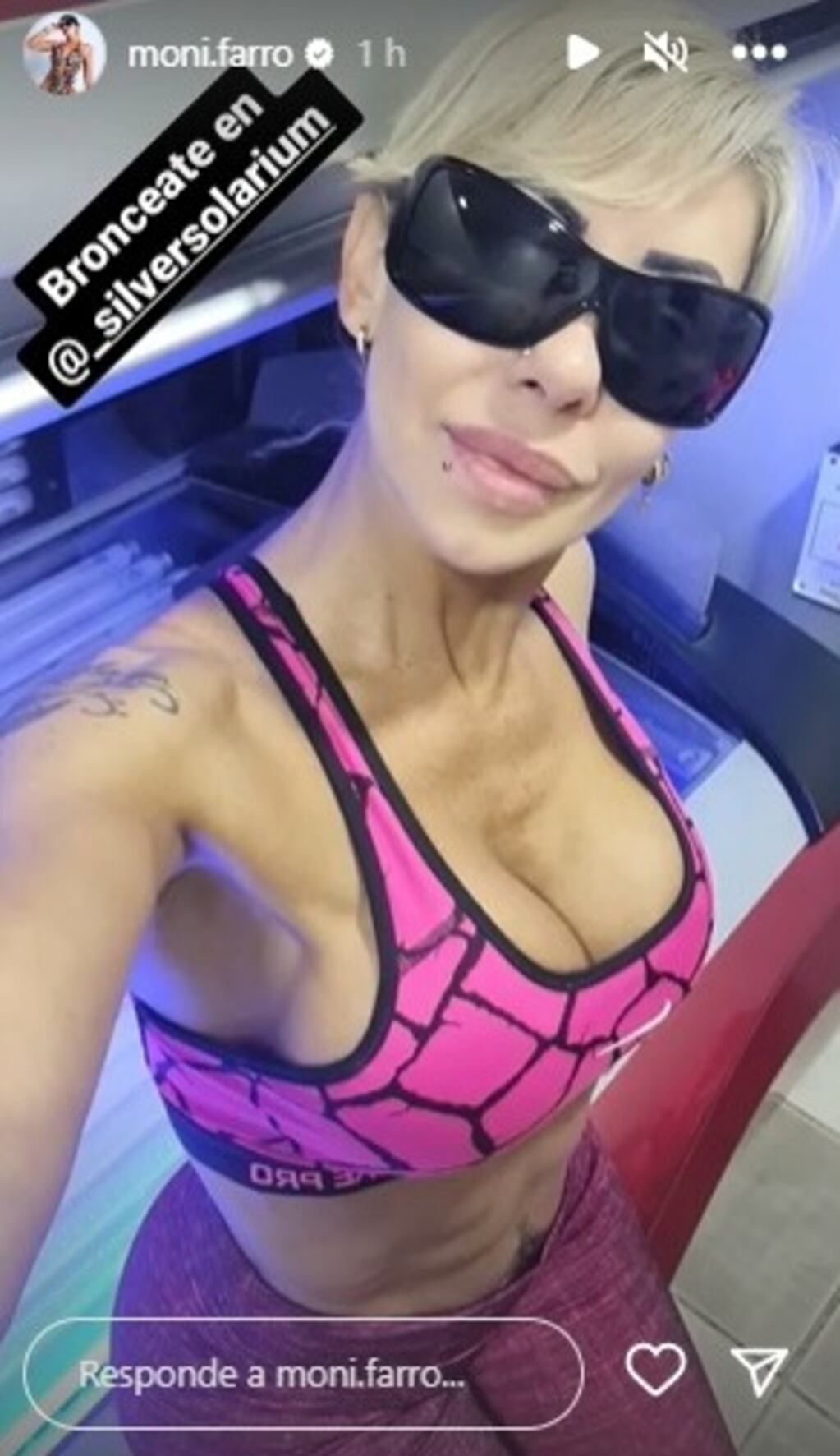 Mónica Farro y su top fucsia.