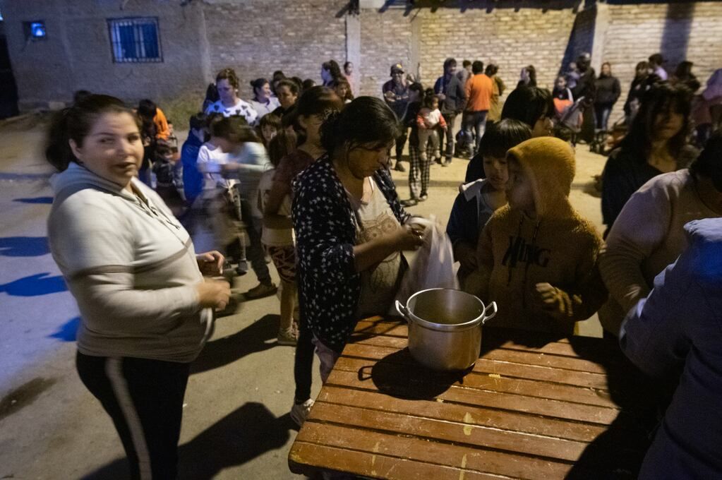 Noche fría en El Algarrobal, Las Heras: Conurbano mendocino.  El país vive una de sus peores crisis económicas contemporáneas y se refleja directamente en el aumento de la gente que concurre a los comedores comunitarios para completar algunas de las cuatro comidas diarias. Allí es donde los números de la pobreza e indigencia adquieren un rostro.  El comedor y merendero Los Horneritos da raciones de comida todos los martes y jueves a más de 1500 personas entre niños, adultos y ancianos.Foto: Ignacio Blanco / Los Andes