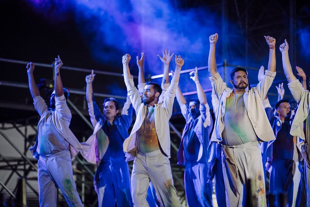 El color en el escenario fue clave para que el espectáculo fuera ovacionado.