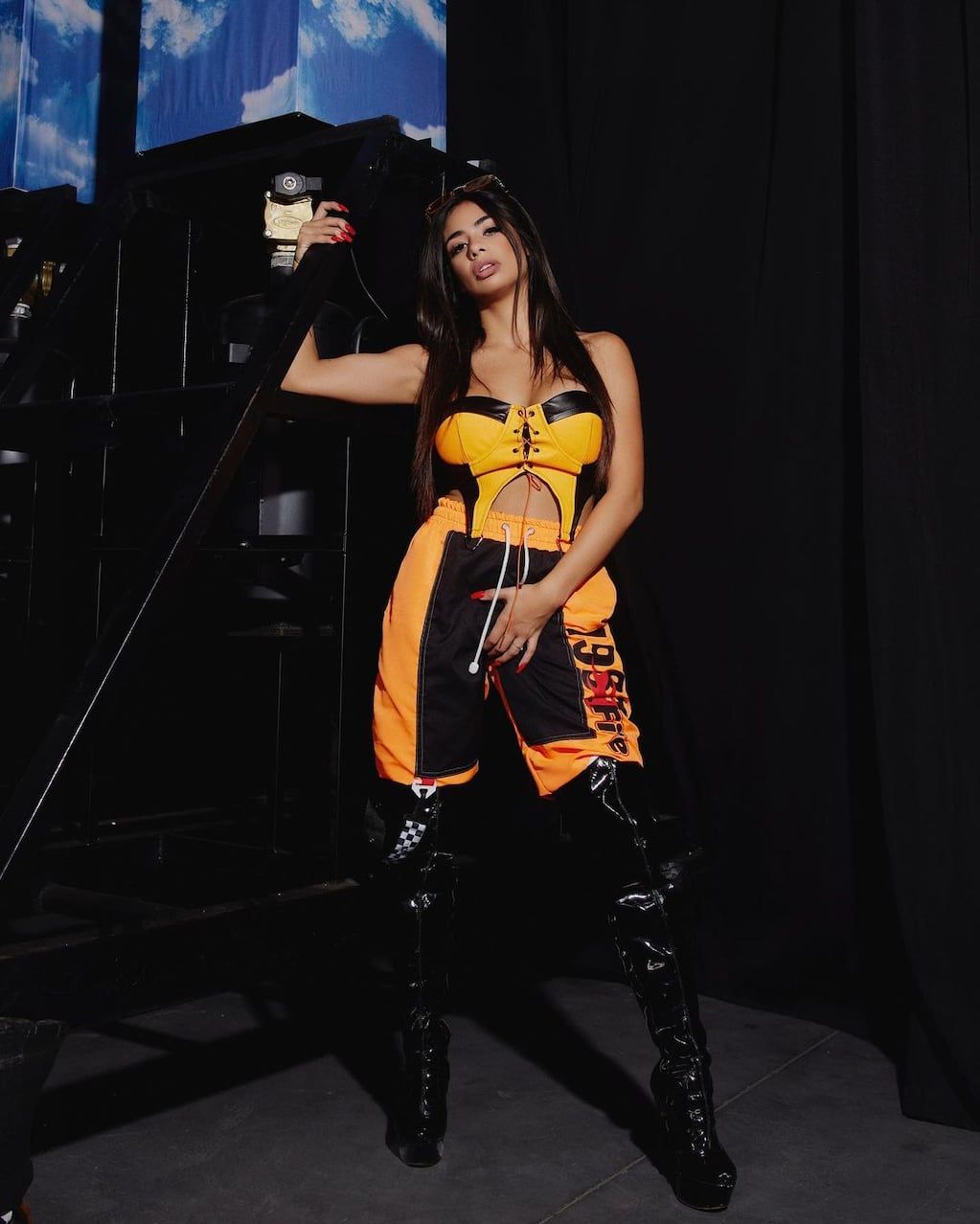 La "hermanita" sacó a lucir toda su belleza.