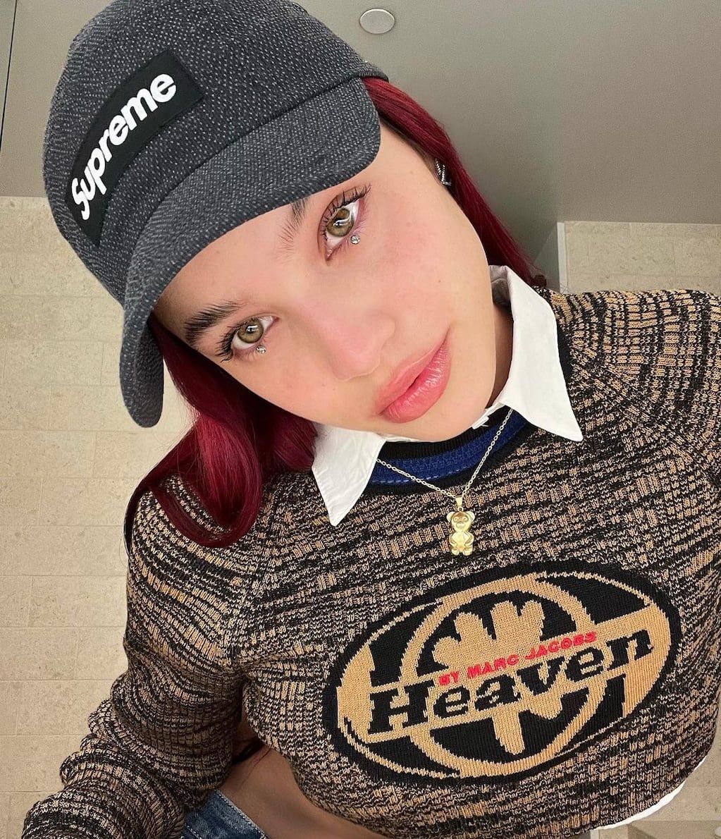 Emilia Mernes mostró un atuendo diminuto.