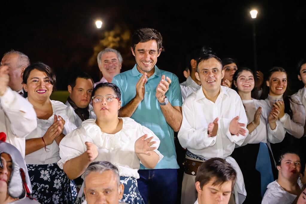 El intendente de la Capital, Emilio Baistrocchi con los actores.