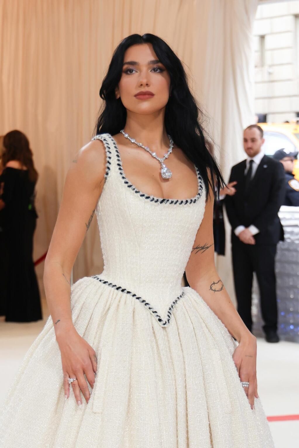 Dua Lipa en la alfombra para la Met Gala 2023, el evento benéfico anual del Instituto de Vestuario del Museo Metropolitano de Arte, en Nueva York.