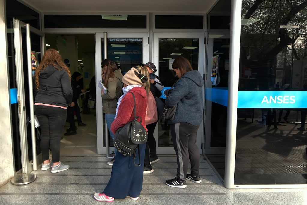 Espera en ANSESMuchos mendocinos acuden al ANSES para hacer trámites de jubilación, planes sociales, subsidios, certificaciones.Esta jornada el atendimiento de la Sede Godoy Cruz fue lenta y se esperó por muchas horas para ser atendidoFoto: Orlando Pelichotti / Los Andes