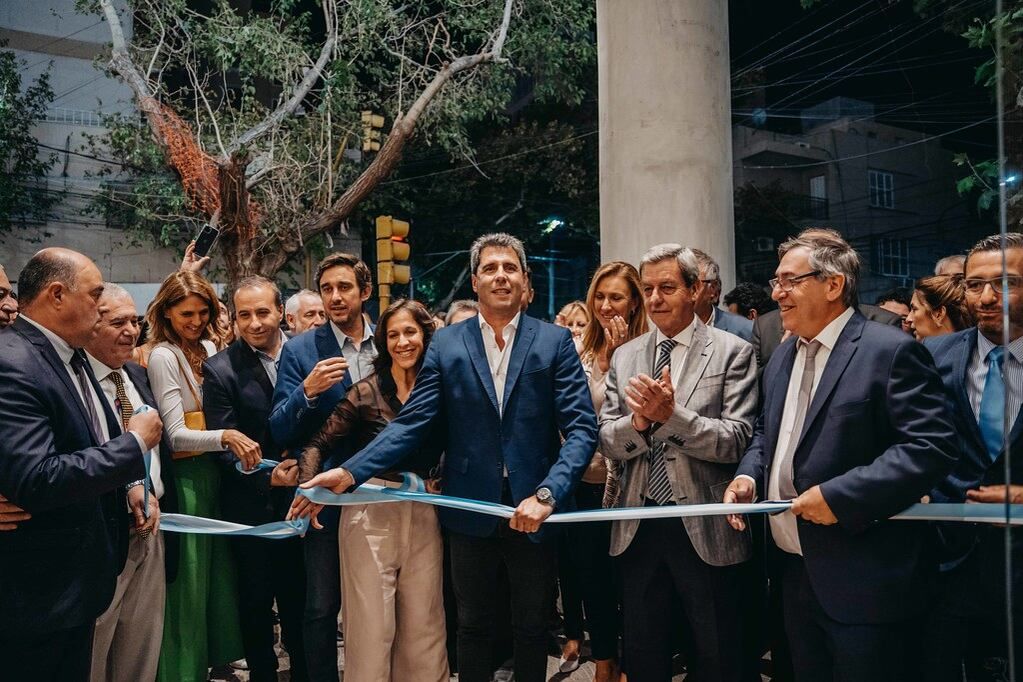 El tradicional corte de cintas.