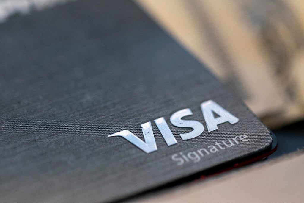 ARCHIVO - Esta fotografía de archivo del 11 de agosto de 2019 muestra el logotipo de Visa en una tarjeta de crédito en Nueva Orleans. (AP Foto/Jenny Kane, archivo)