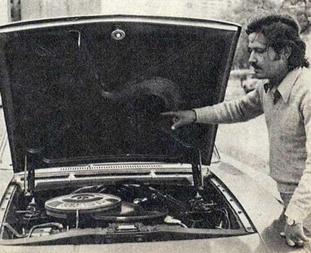 Falcon Polme: Héctor Ripoll muestra el motor del Falcon en los años 70.