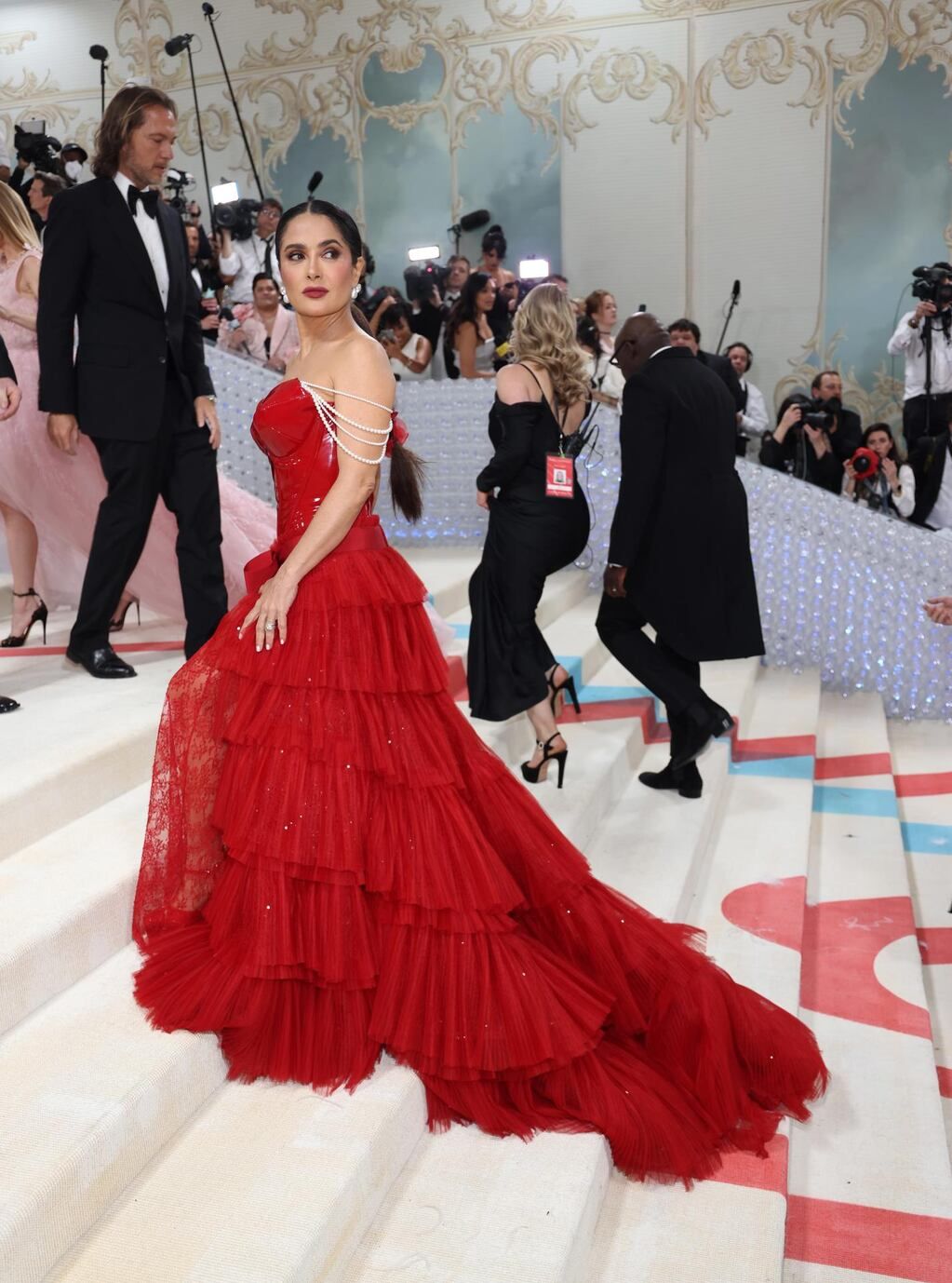 Salma Hayek en la alfombra para la Met Gala 2023, el evento benéfico anual del Instituto de Vestuario del Museo Metropolitano de Arte, en Nueva York.